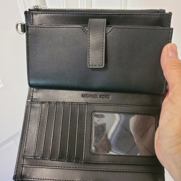 MICHAEL KORS Jet Set Double Zip Cell Phine Wallet Black & Silver - Picture 4 of 10